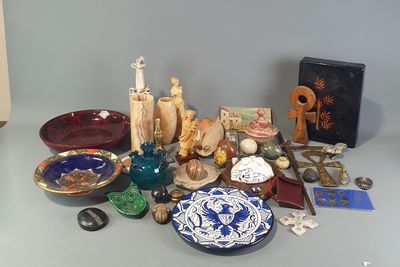 une table sur laquelle se trouvent de nombreux objets différents