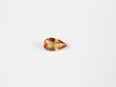 un saphir orange sur un fond blanc