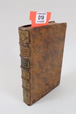 un petit livre sur lequel est posée une étiquette de prix