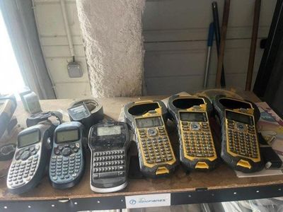 Plusieurs téléphones portables sont alignés sur une table devant une fenêtre