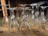 de nombreux verres à vin vides posés sur une table en bois