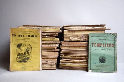 plusieurs livres sont empilés sur une table