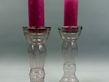 deux bougies roses posées sur une table