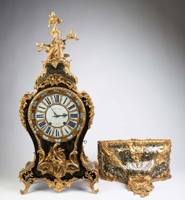 une horloge posée à côté d'un bol