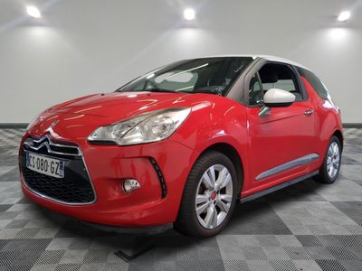 la citrole rouge est garée dans le garage sur un sol en damier