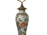 une lampe posée sur une table