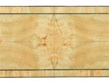 une image représentant une planche à découper en bois ornée d'un motif