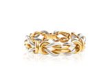 gros plan d'une bague en or et en argent sur fond blanc