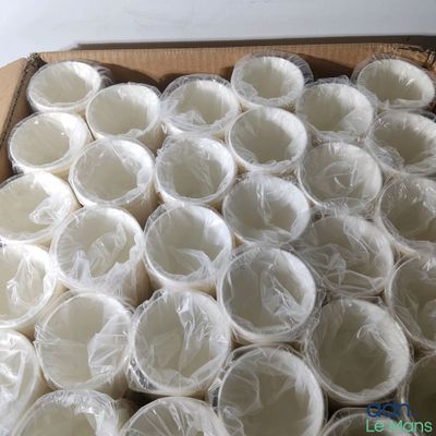 une boîte remplie de gobelets en plastique emballés dans du film plastique
