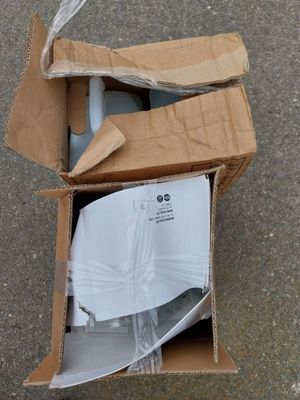 une boîte en carton posée par terre, avec un téléphone à l'intérieur