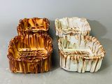 deux types de poteries posés sur une table