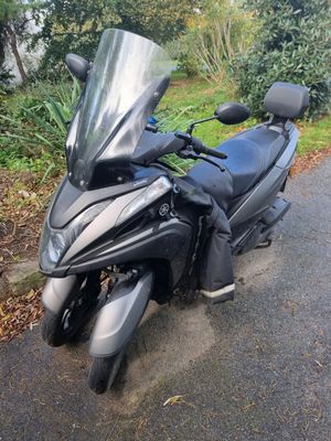 une moto garée sur le côté de la route
