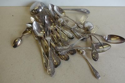 beaucoup de cuillères et de fourchettes en argent sur la table