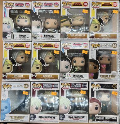 plein de figurines Funko Pop en vinyle sur la table