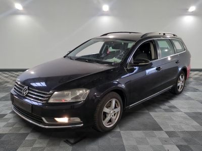 la volkswagen passat est garée sur un carrelage à carreaux