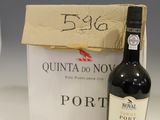 une bouteille de vin et un verre de vin sur une table