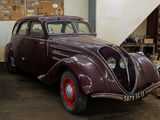 une vieille voiture garée dans un garage