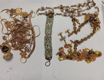 beaucoup de bijoux en or sur une table blanche