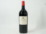 une bouteille de vin posée sur une table