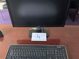 un écran d'ordinateur et un clavier sur un bureau dans une pièce