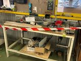 un établi dans un garage avec des outils dessus