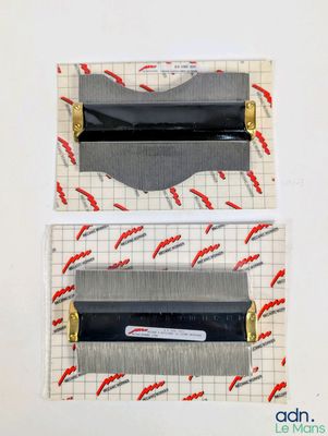 deux morceaux de tissu sur lesquels sont dessinées une règle et une autre règle