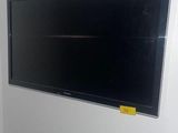 un téléviseur à écran plat fixé au mur d'une pièce
