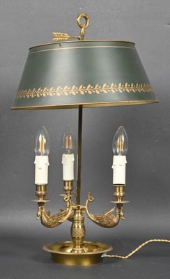 une lampe de table en laiton ancien, avec un abat-jour vert et trois bougies