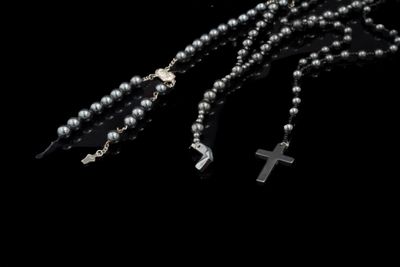 Réunion de trois chapelets formés de perles d'obsidienne. - Photo 1