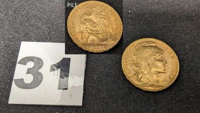 deux pièces d'or sur lesquelles figure l'effigie d'une femme