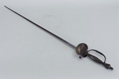 un gros plan d'une épée posée sur une surface blanche, entourée d'une corde