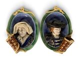 une paire de portraits en porcelaine représentant une femme et un homme coiffés d'un chapeau