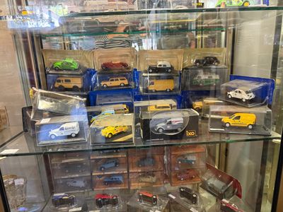 une vitrine remplie de différentes sortes de petites voitures