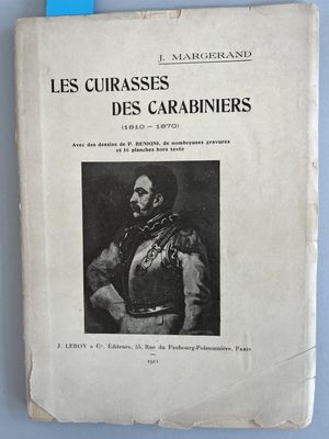 un vieux livre sur lequel figure la photo d'un homme en uniforme militaire