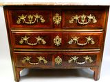 une commode en bois ornée de motifs dorés