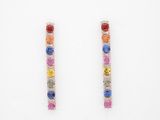 une paire de boucles d'oreilles créoles multicolores en saphir et diamant