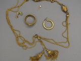 des bijoux en or, notamment une bague, un collier et un bracelet