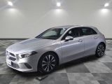 Une Mercedes CLA argentée est garée dans une grande pièce