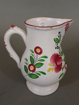 K&G Lunéville, Broc en faïence à décor émaillé de fleurs.