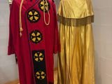 deux costumes exposés dans une pièce