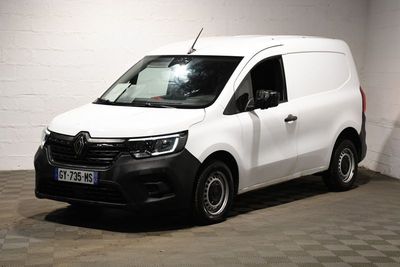 la photo d'une camionnette blanche garée dans un garage