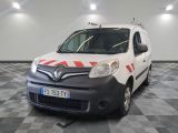 une photo d'une camionnette blanche ornée d'une bande rouge et blanche