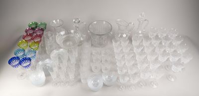 un grand nombre de vases en verre posés sur une table