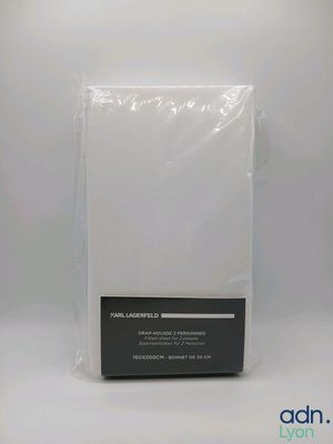 un gros plan sur un paquet de draps blancs sur fond blanc