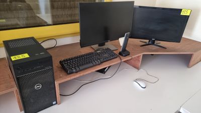 deux écrans d'ordinateur et un clavier sur un bureau