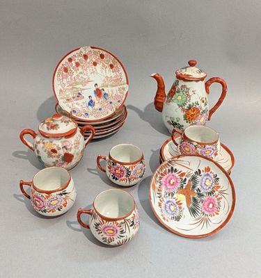de nombreux types de théières et de soucoupes sur la table