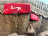 une photo en gros plan d'une étiquette sur une veste