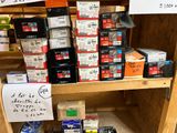 de nombreux paquets de cigarettes sur une étagère dans un magasin