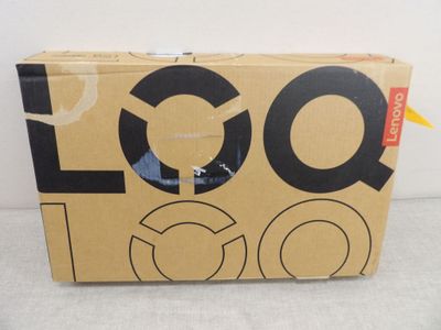 une boîte en carton portant un logo, posée sur une table
