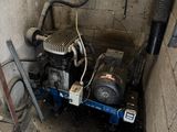 un petit compresseur d'air posé dans un coin de la pièce